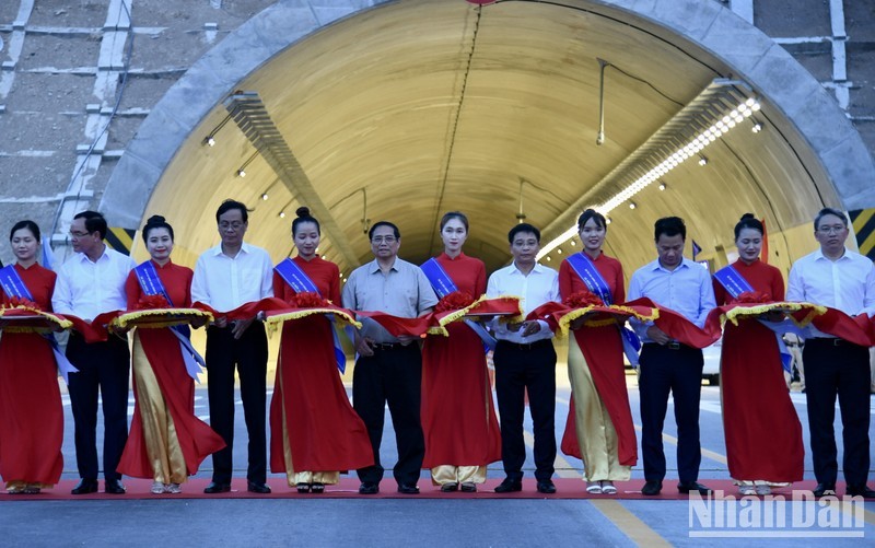 Премьер-министр Фам Минь Тьинь и руководители разрезают ленточку в знак открытия скоростных автомагистралей.