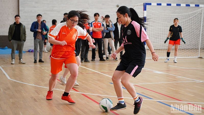 Футбольные матчи женских команд прошли в оживленной атмосфере. Фото: Суан Тхин