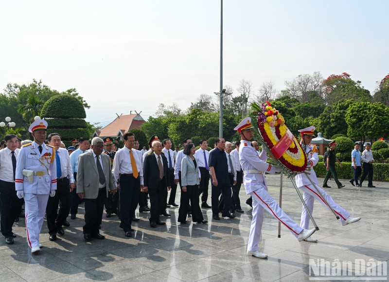 Руководители Партии и Государства почтили память павших бойцов в Дьенбьенфу