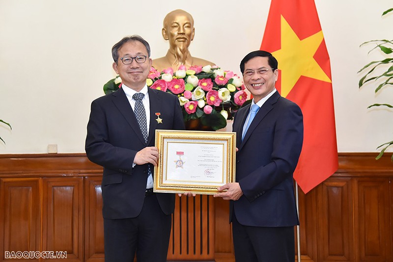 Министр иностранных дел Буй Тхань Шон вручает Послу Ямаде Такио памятную медаль «За дело дипломатии Вьетнама». Фото: baoquocte.vn