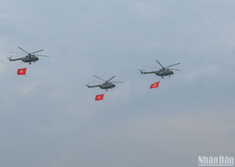 Военный парад по случаю 70-летия победы в битве при Дьенбьенфу открыли вертолетные эскадрильи ПВО и ВВС, Вьетнамской народной армии, несущие флаги Партии и Отечества.