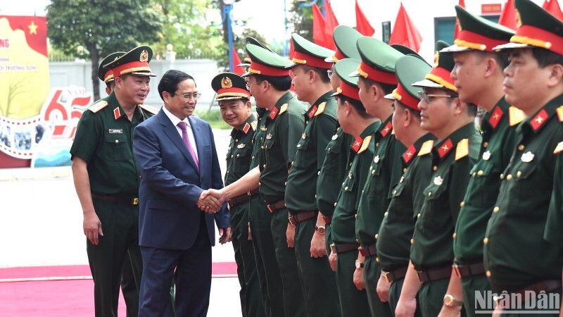 Премьер-министр Фам Минь Тьинь посещает командование 12-го соединения. Фото: Чан Хай