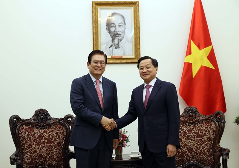 Вице-премьер Ле Минь Кхай принимает г-на Ли Сан Уна. Фото: VGP