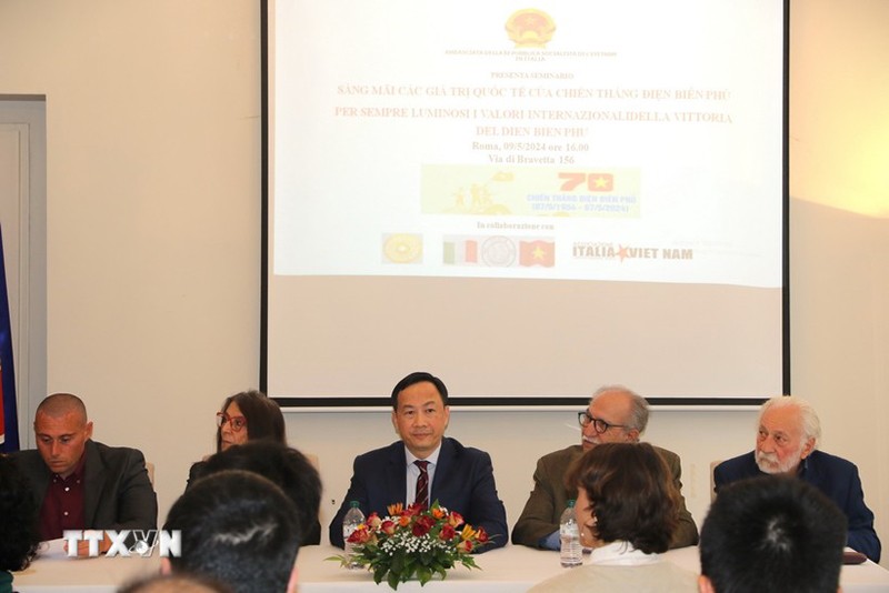 Посол Вьетнама в Италии Зыонг Хай Хынг (в центре) сопредседательствует на семинаре. Фото: ВИА
