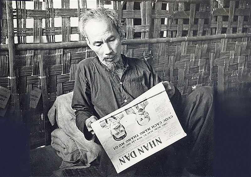 Президент Хо Ши Мин читает газету «Нянзан». Архивное фото