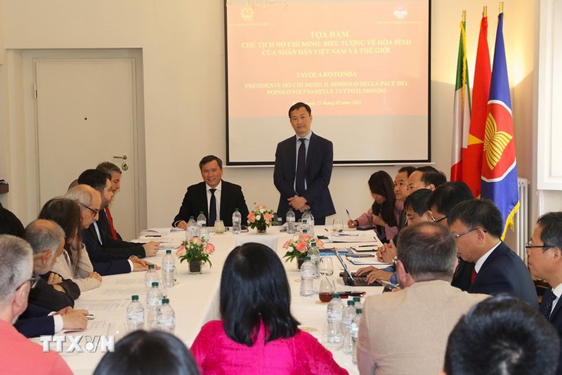 Посол Вьетнама в Италии Зыонг Хай Хынг выступает на беседе. Фото: ВИА
