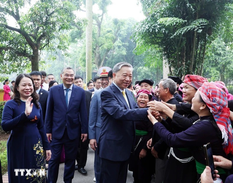 Президент То Лам и жители в мемориальном комплексе Президента Хо Ши Мина.