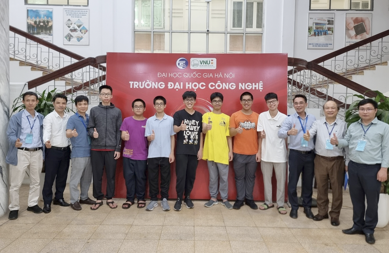 7 вьетнамских школьников, выигравших медали.