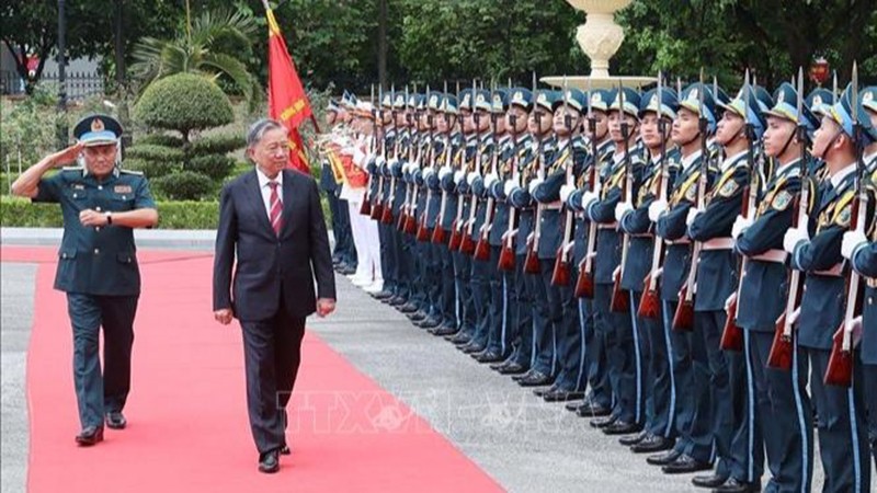 Президент То Лам обходит строй почетного караула. Фото: ВИА