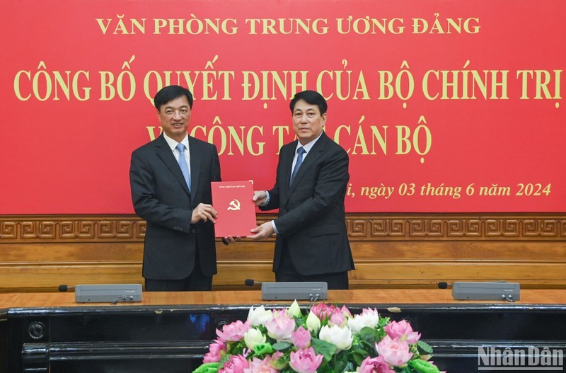 Постоянный член Секретариата ЦК КПВ Лыонг Кыонг вручает решение.