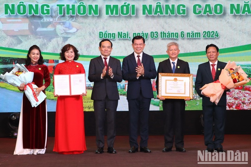 Вице-премьер Чан Лыу Куанг и Секретарь Парткома провинции Донгнай Нгуен Хонг Линь вручают сертификат о присвоении уезду Суанлок звания сельской местности нового типа повышенного уровня.