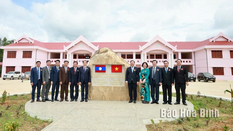 Руководители провинций Хоабинь и Хуапхан фотографируются на память у средней школы уезда Хуамуенг. Фото: Буй Минь