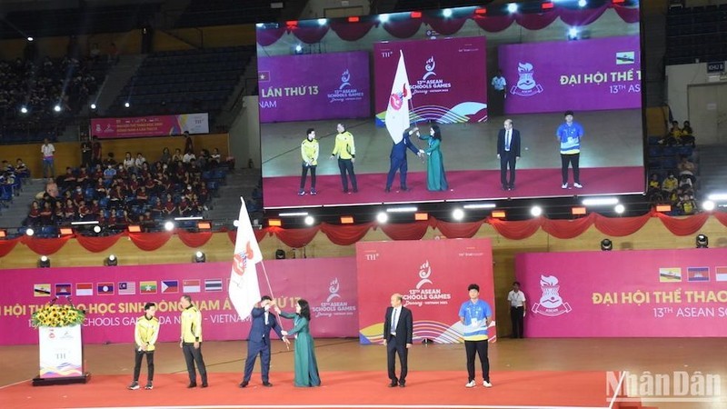 Церемония передачи флага Брунею – стране-организатору 14-х Игр школьников Юго-Восточной Азии. Фото: Ань Дао