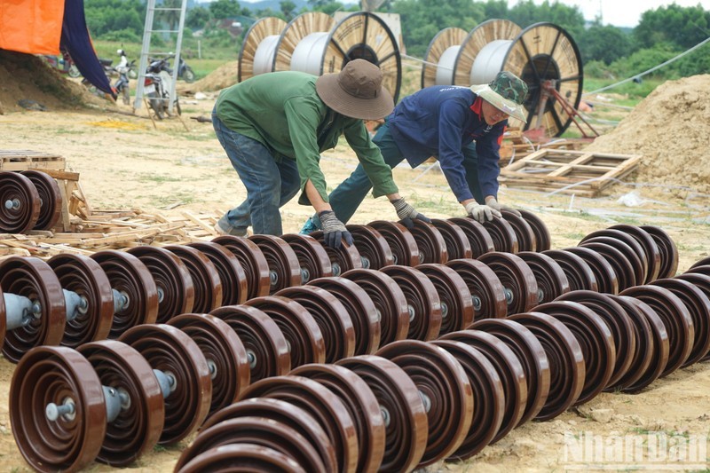 Рабочие активно работают над строительством линии электропередачи Куангчать-Фоной. Фото: Чунг Нгием