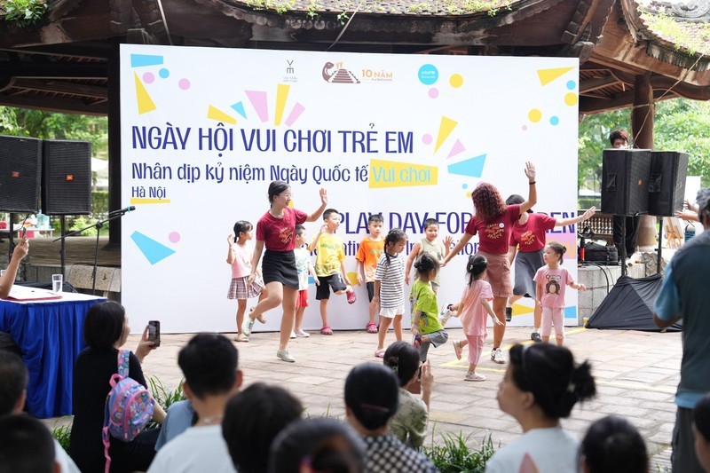 Ханойские дети участвуют в мероприятии по случаю Международного дня игры в Центре культурной и научной деятельности Ванмиеу-Куоктыжам. Фото: Жанг Нам
