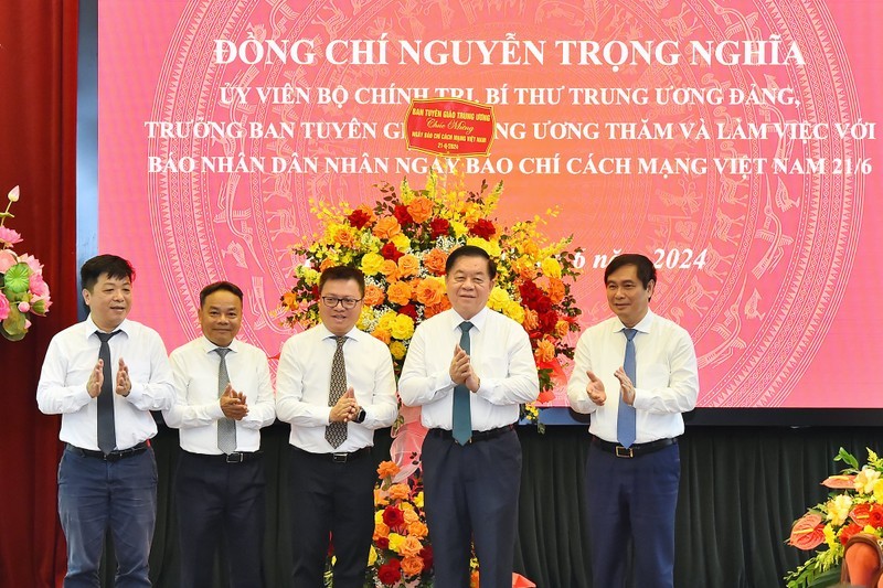 Товарищ Нгуен Чонг Нгиа вручает поздравительные цветы коллективу газеты «Нянзан».