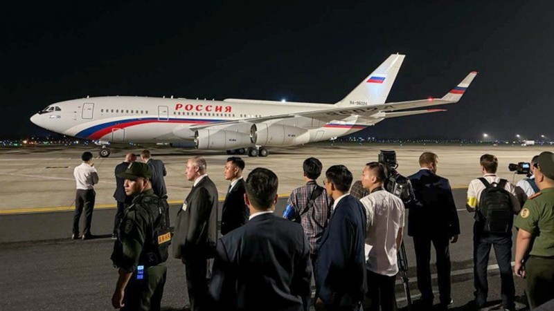 Самолет Ил-96 российского руководителя приземлился в международном аэропорту Нойбай в Ханое. Фото: ТАСС