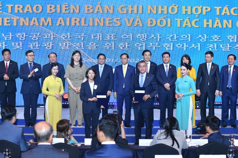 В присутствии Премьер-министра Фам Минь Тьиня авиакомпания «Vietnam Airlines» подписывает меморандумы о сотрудничестве с южнокорейскими партнерами. Фото: Нят Бак