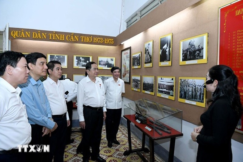 Председатель НС Чан Тхань Ман и делегаты посещают комплекс базы Парткома провинции Кантхо. Фото: ВИА