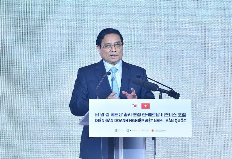 Премьер-министр Фам Минь Тьинь выступает с речью.