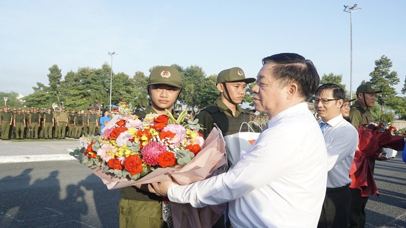 Товарищ Нгуен Чонг Нгиа вручает цветы, чтобы поздравить силы в провинции Тэйнинь.