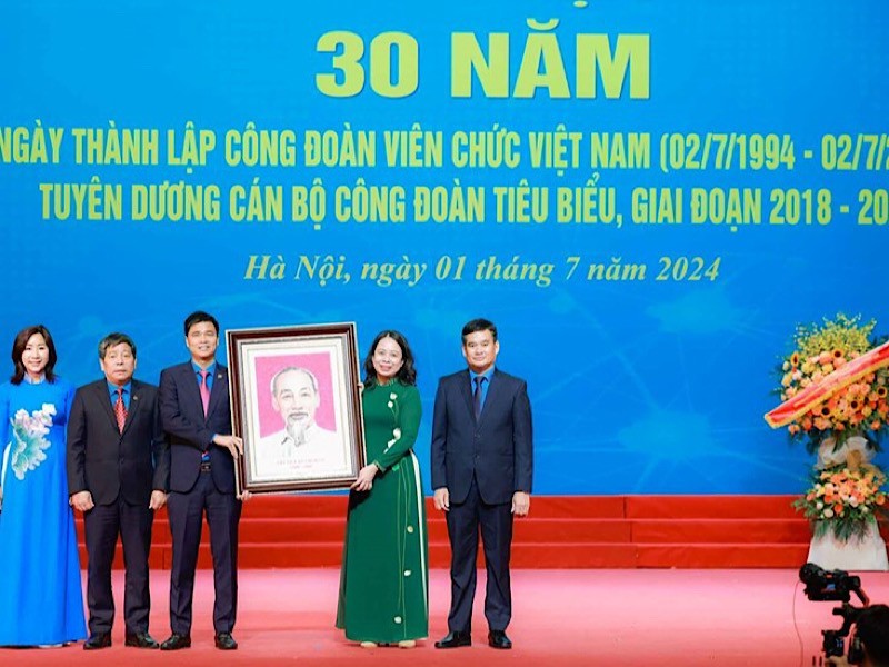 Вице-президент Во Тхи Ань Суан вручает портрет Президента Хо Ши Мина руководителям Профсоюза работников государственных учреждений Вьетнама.