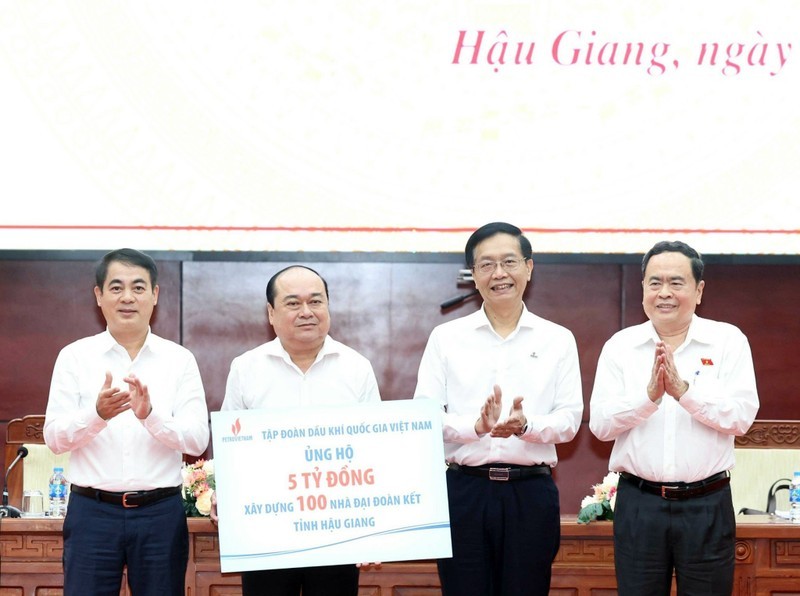 В присутствии Председателя НС спонсор вручает поддержку для строительства 100 домов великого единства в провинции Хаужанг.