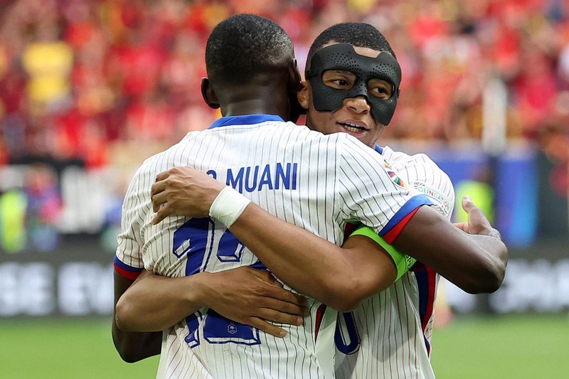 Рандаль Коло Муани и Килиан Мбаппе празднуют единственный гол в матче против команды Бельгии. Фото: УЕФА