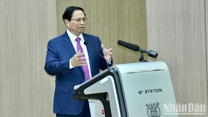 Премьер-министр Фам Минь Тьинь выступает в Сеульском национальном университете.