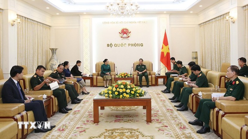 Министр обороны Фан Ван Жанг принимает Посла Лаоса во Вьетнаме. Фото: ВИА