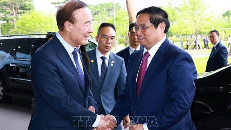 Руководители корпорации Samsung приветствуют Премьер-министра Фам Минь Тьиня. Фото: ВИА