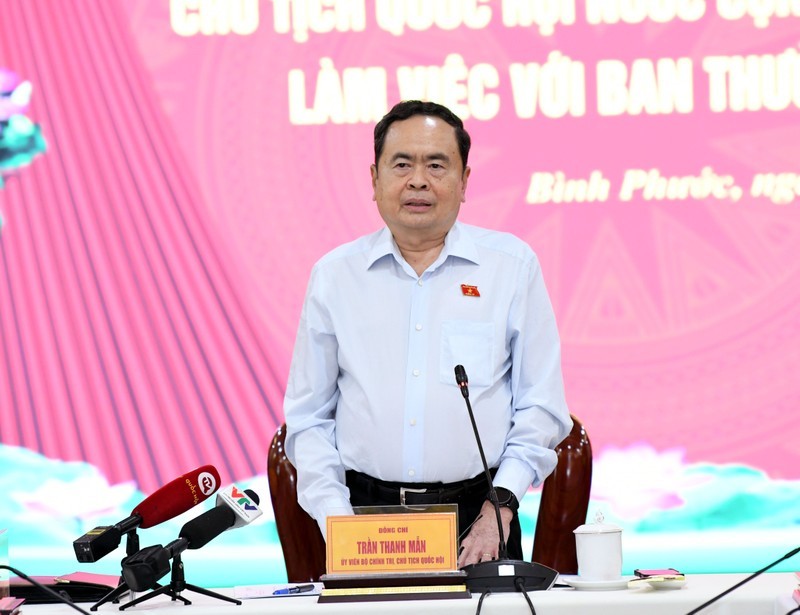 Председатель НС Чан Тхань Ман выступает с речью.