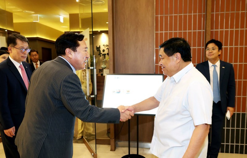Министр Нгуен Тьи Зунг (справа) и Председатель KBIZ Ким Ки Мун.