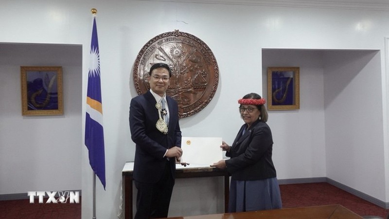 Посол Фам Куанг Хиеу вручает верительные грамоты Президенту Хильде Хайн. Фото: ВИА