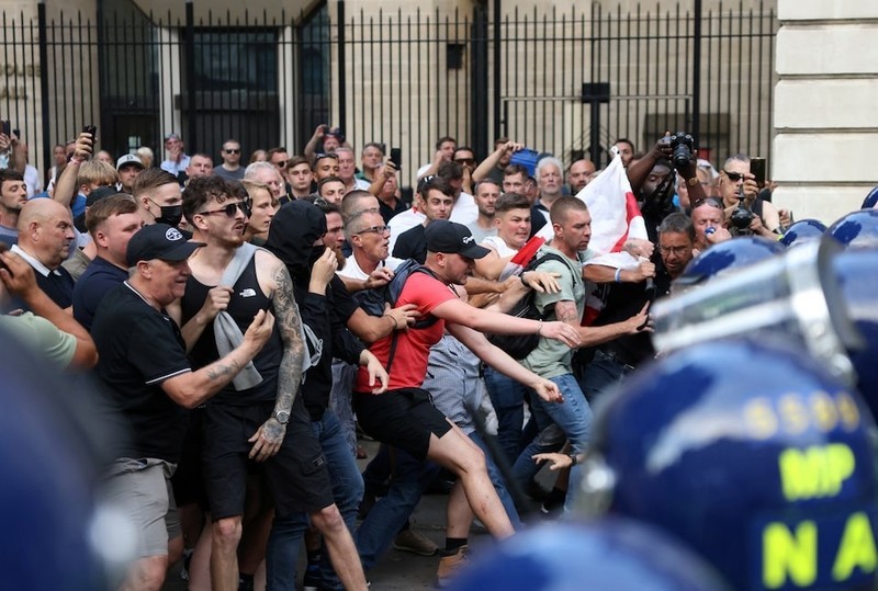 Протестующие сталкиваются с полицией в Лондоне (Великобритания), 31 июля 2024 года. Фото: Рейтер