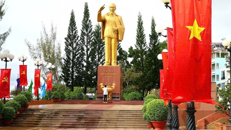 Красный флаг с желтой звездой в районе памятника Дядюшке Хо на пристани Нинькиеу (район Нинькиеу, город Кантхо).