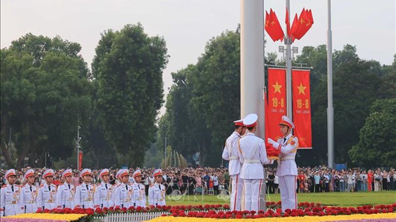 Почетный караул проводит церемонию поднятия флага.