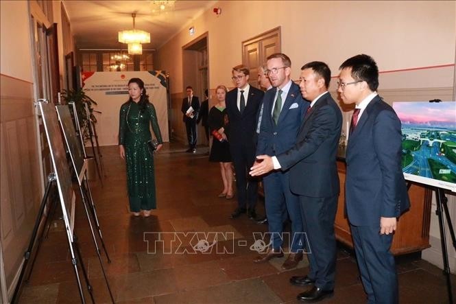 Посол Вьетнама в Швеции Чан Ван Туан представляет фотовыставку о Вьетнаме.