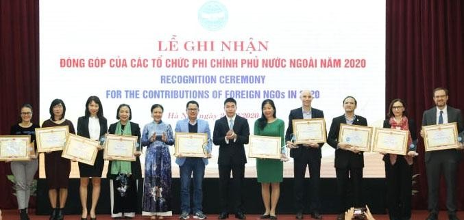 Церемония признания вклада иностранных НО в 2020 году. Фото: dangcongsan.vn