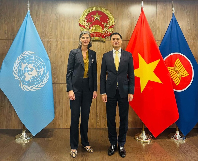 Посол Данг Хоанг Жанг и глава представительства ПРООН во Вьетнаме Рамла Аль Халиди. Фото: VNA
