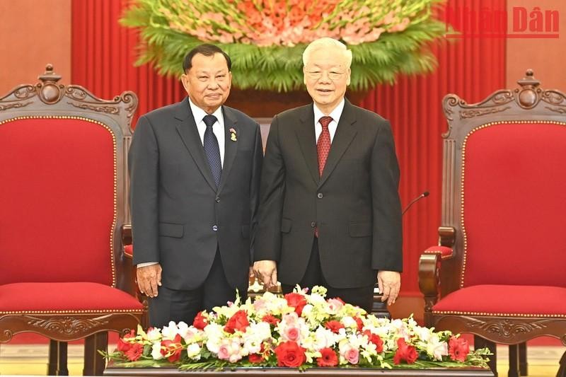 Генеральный секретарь ЦК КПВ Нгуен Фу Чонг и Председатель Сената Камбоджи Самдек Сай Чхум.