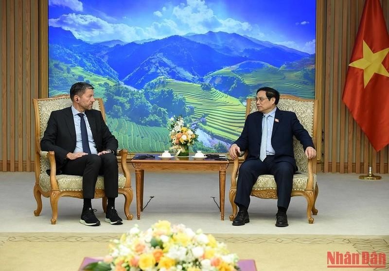 Премьер-министр Фам Минь Тьинь и Генеральный директор Adidas Каспер Рорстед. Фото: Чан Хай