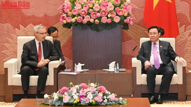 Председатель НС Выонг Динь Хюэ и Посол Николя Уорнери. Фото: Зюи Линь