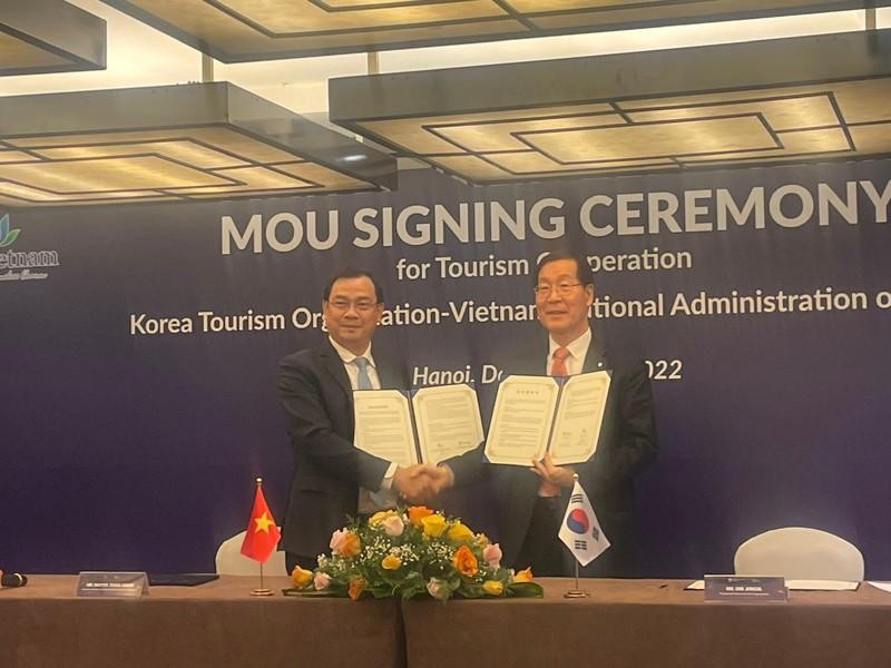 Церемония подписания Меморандума о взаимопонимании по сотрудничеству в области продвижения туризма между Вьетнамом и Южной Кореей. Фото: Чанг Ань