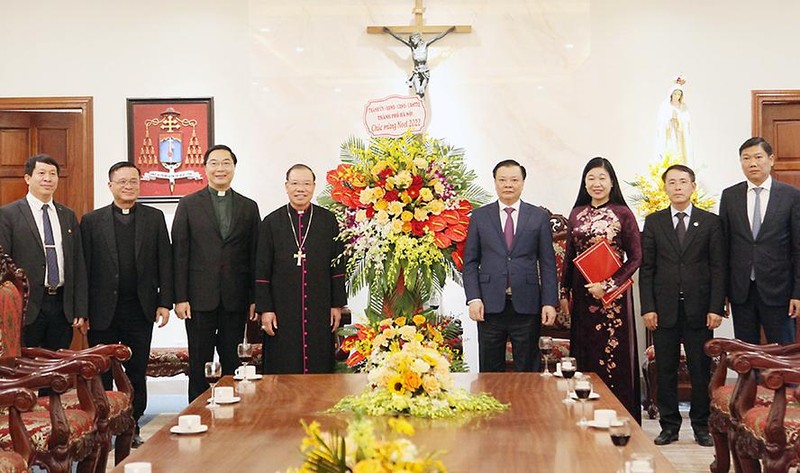 Секретарь Парткома Ханоя Динь Тиен Зунг посещает архиепархию Ханоя. Фото: hanoimoi.com.vn