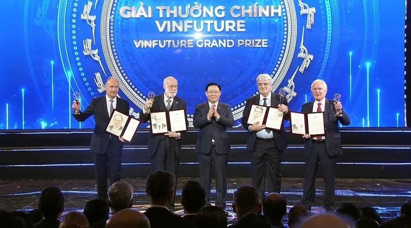 Председатель НС Выонг Динь Хюэ вручает авторам Гран-при VinFuture – 2022 в размере 3 млн долларов США.