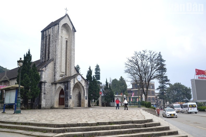Каменная церковь Шапа, построенная в 1935 году, является привлекательной достопримечательностью во время Рождества. 