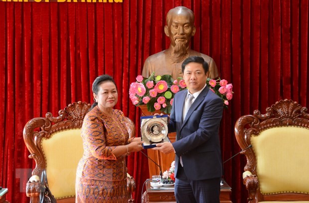 Постоянный заместитель Секретаря Парткома г. Дананга Лыонг Нгуен Минь Чиет и г-жа Мен Сам Ан. Фото: ВИА