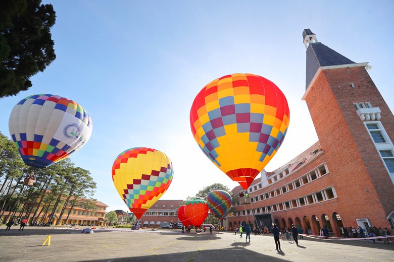 Программа полетов на воздушных шарах в Далате продлится до утра 1 января 2023 года. Фото: baolamdong.vn