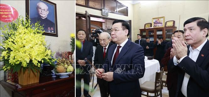 Председатель НС Выонг Динь Хюэ и делегация воскуряют благовония в память о покойном Председателе Постоянного комитета НС Буй Банг Доане. Фото: ВИА